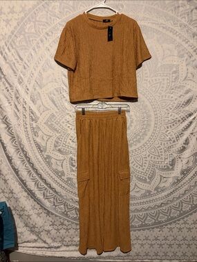 Title
NWT JP Camel Brown Crinkle 2 Piece Short Sleeve Crop Top & Cargo Pant Set